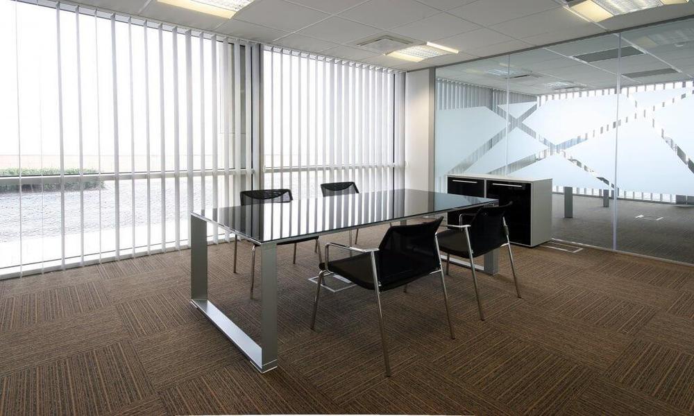 What Are the Advantages of Having Office Curtains
